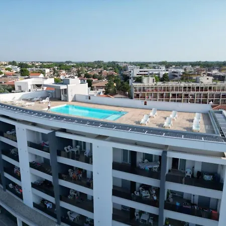 Living Flat With Pool And Parking Apartmán *
