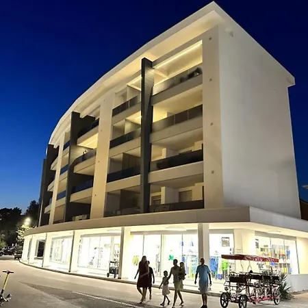 Living Flat With Pool And Parking Apartmán *